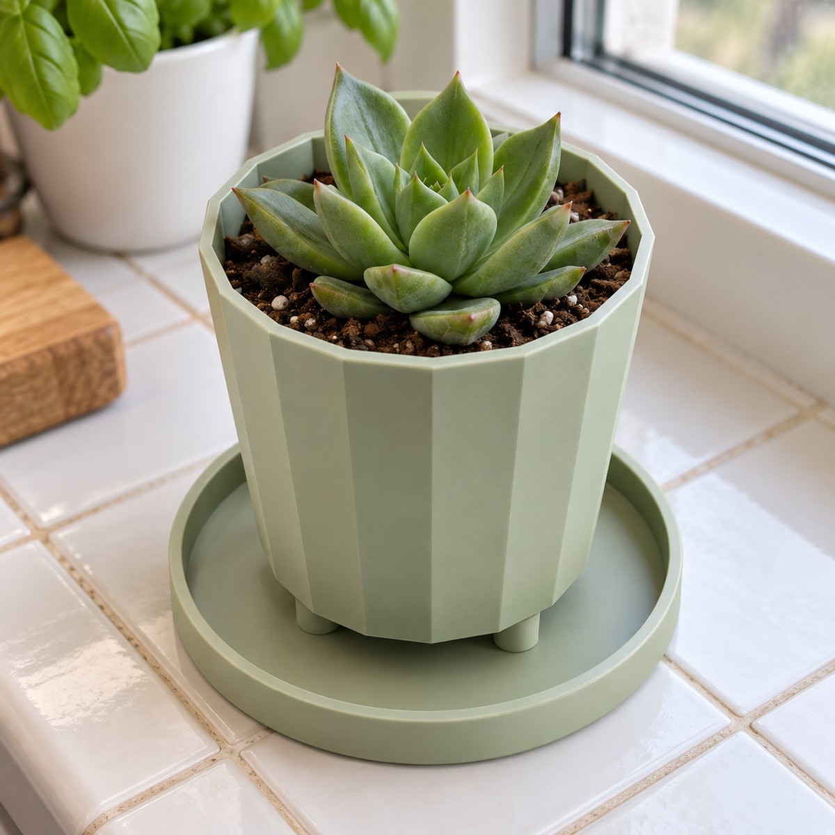 Petit pot facetté sur pieds avec soucoupe