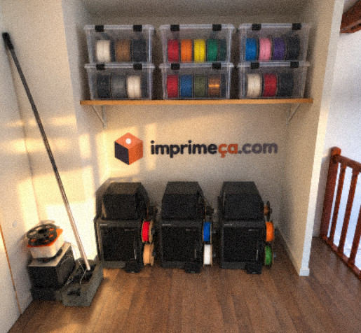 L’atelier Imprimeca à Sannois : trois imprimantes 3D sous une étagère de bobines de filament rangées par couleur